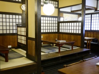 情緒あふれる内装でおもてなし。座敷2卓10名・テーブル5卓（18名）