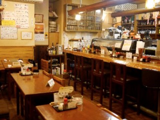 カウンター10席、テーブル3卓（5名・5名・4名）。貸切25〜30名様