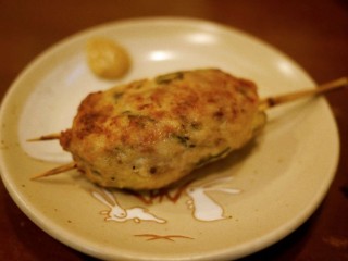 おいしくてコリコリ感がたまらない！軟骨つくね、納得のボリューム！1本250円