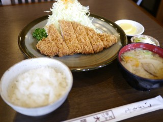 ロースカツ定食 1,500円、サクサクッとした食感と、脂の甘みが最高！