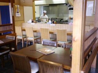 マスターと気軽に話せるオープンキッチン