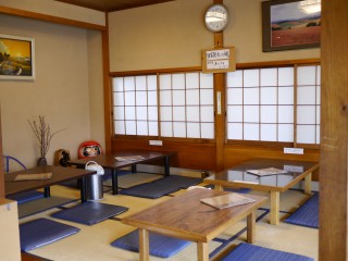 座敷6卓、テーブル5卓、カウンター5席