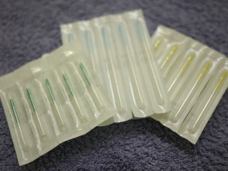 治療により様々なはりを使用し、全て使いすてとなってます。