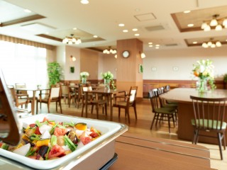 ビュッフェ方式でお食事を提供してます。