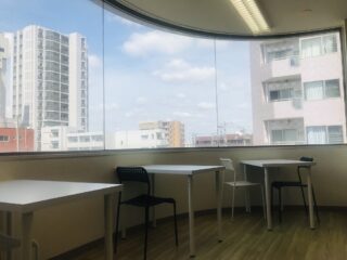 湘南台の街が望める教室です。